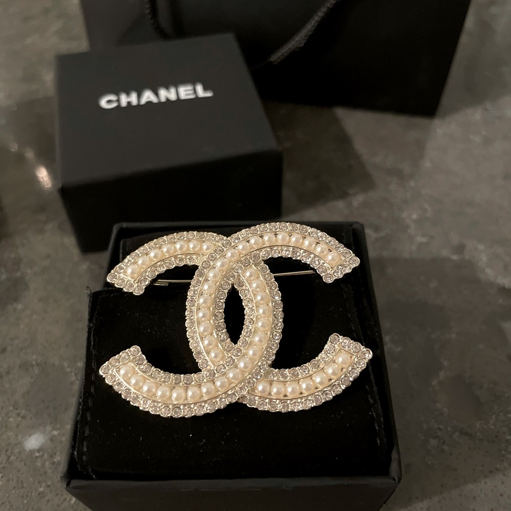 Chanel pearl CC brooch pin